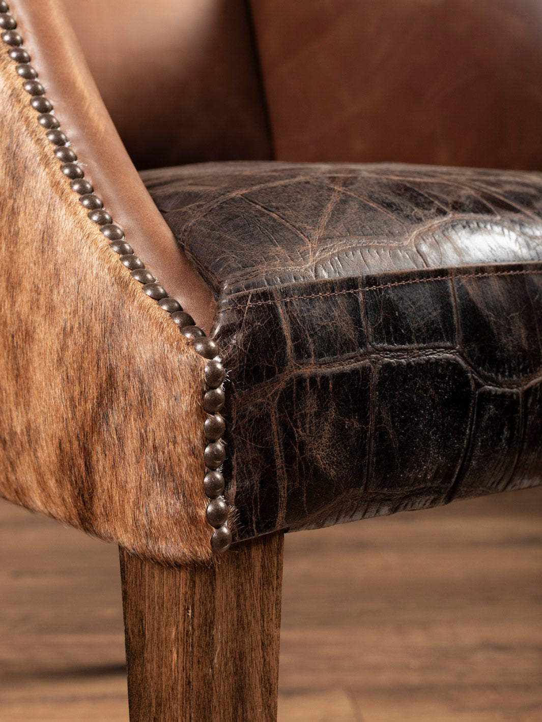 dxdave Ridgecut Brown Gator Leather Armchair